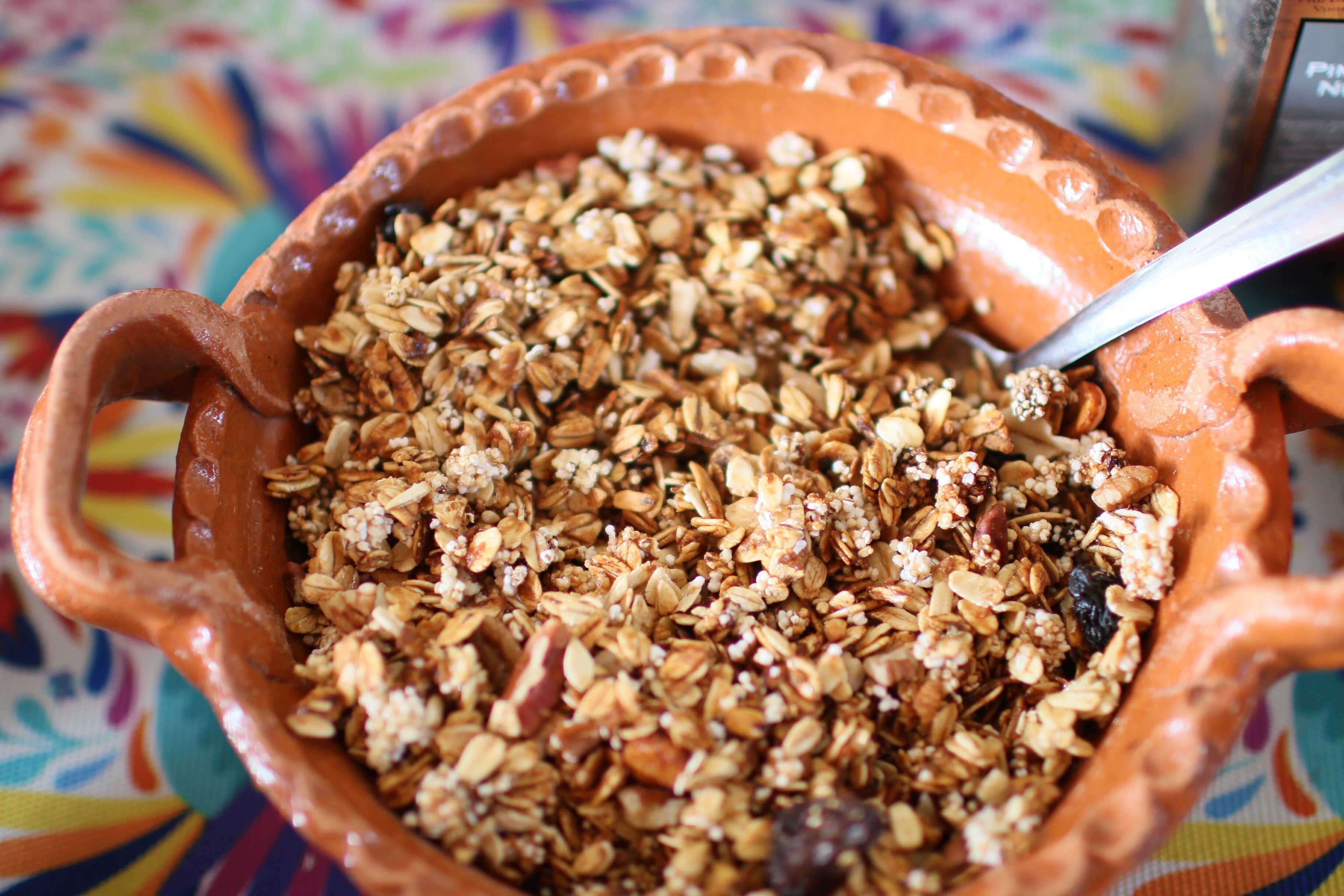 En rustrød skål fyldt med granola.