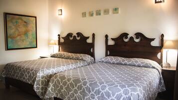 Habitación cuádruple | Escritorio, wifi gratis y ropa de cama