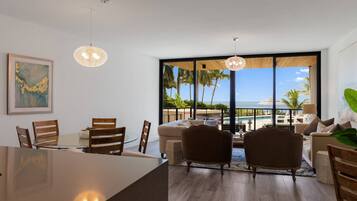 Condo (Luxurious Condo Ocean Views/Steps to ) | Exterior