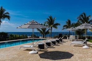 คอนโด (Luxurious Condo Ocean Views/Steps to ) | บริเวณภายนอก