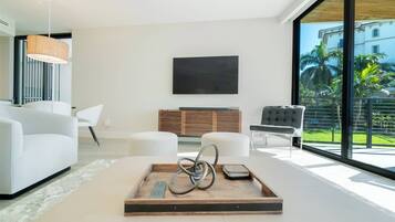 Condo (Luxurious Condo Ocean Views/Steps to ) | Exterior