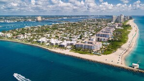 Huoneisto (Luxurious Condo Ocean Views/Steps to ) | Ulkopuoli