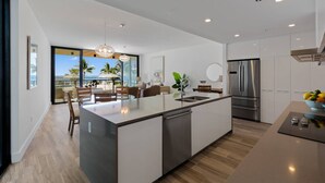Huoneisto (Luxurious Condo Ocean Views/Steps to ) | Yksityinen keittiö