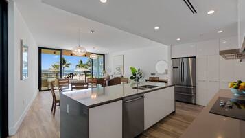 Condo (Luxurious Condo Ocean Views/Steps to ) | Dapur peribadi