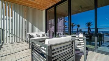 Condo (Luxurious Condo Ocean Views/Steps to ) | Exterior
