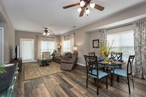 Smart TV, Hulu, streaming services - No Stairs! 2 miles to Silver Dollar City, Ozark views, resort amenities & more!! (Reeds Spring)