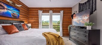 Lakefront! Hot Tub-Fire Pit, game room, paddle boards & canoe!