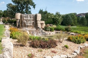 Property grounds - Resort Living, 2 miles to Silver Dollar City, Ozark views, resort amenities (Reeds Spring)