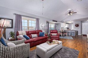 Smart TV - Resort Living, 2 miles to Silver Dollar City, Ozark views, resort amenities (Reeds Spring)