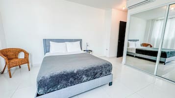 Quarto básico | Ferros/tábuas de passar roupa, Wi-Fi de cortesia