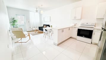 Geladeira, micro-ondas, talheres/pratos/utensílios de cozinha