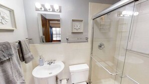 Een haardroger, handdoeken