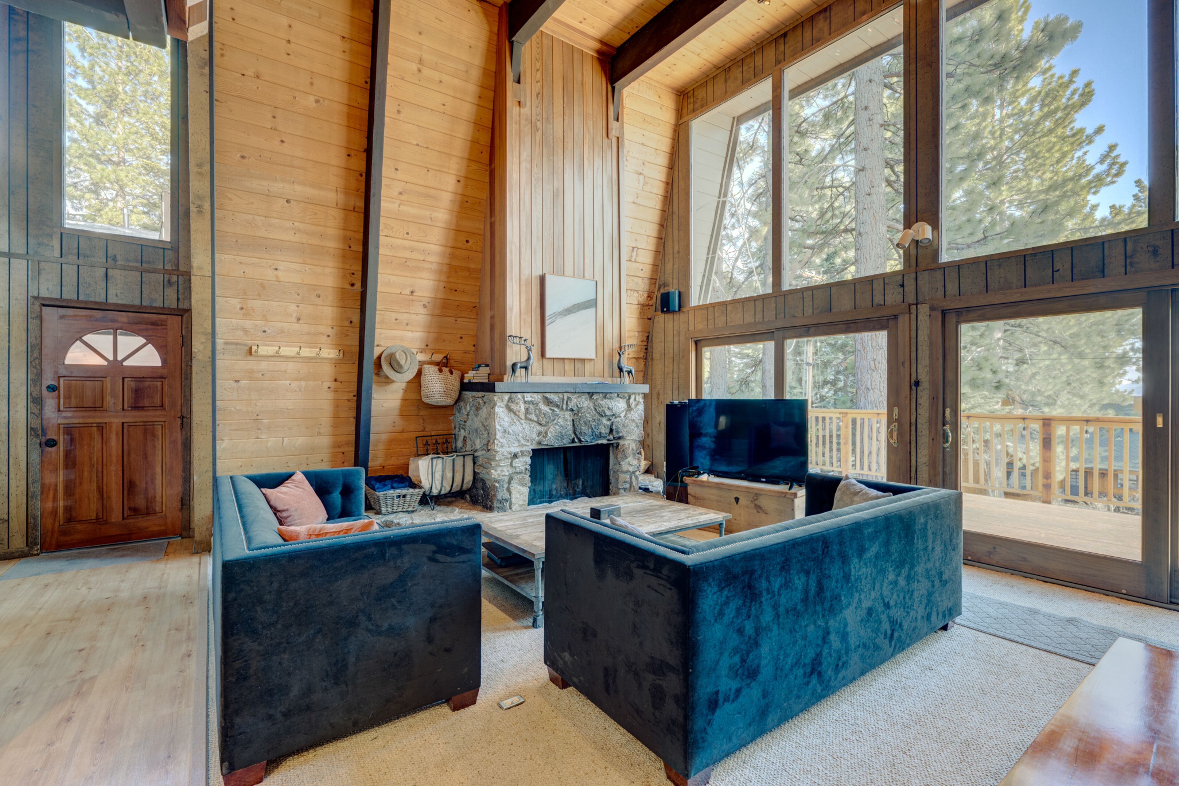 TV, DVD-spiller, bøker og stereoanlegg