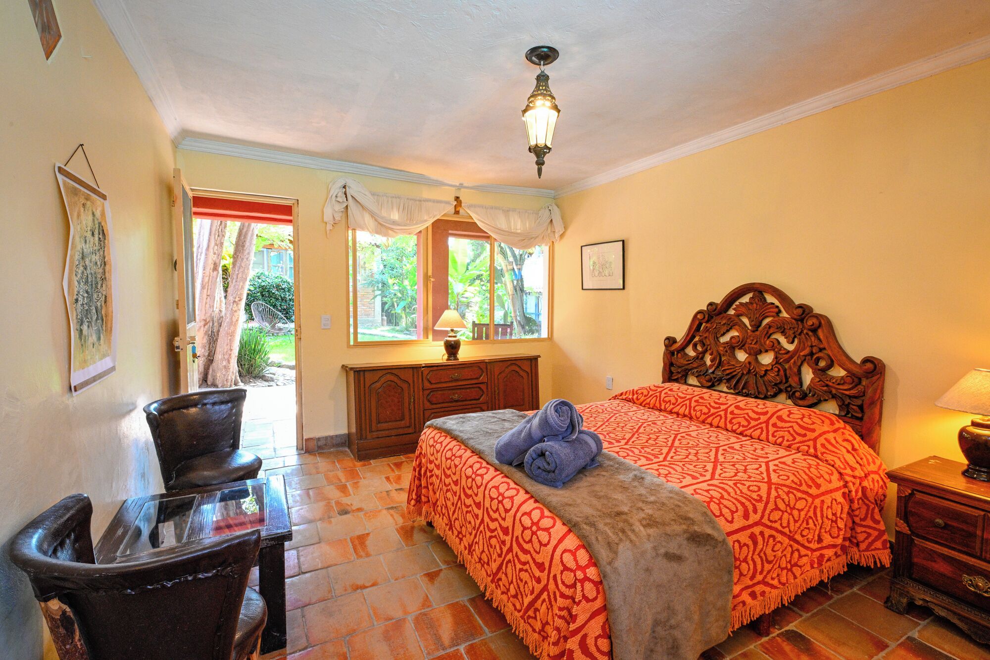 Habitación clásica, vista al jardín | Área de sala de estar