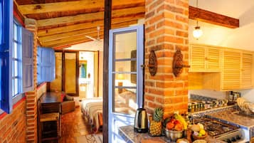 Habitación (Casita) | Espacio para trabajar con laptop, wifi gratis y ropa de cama