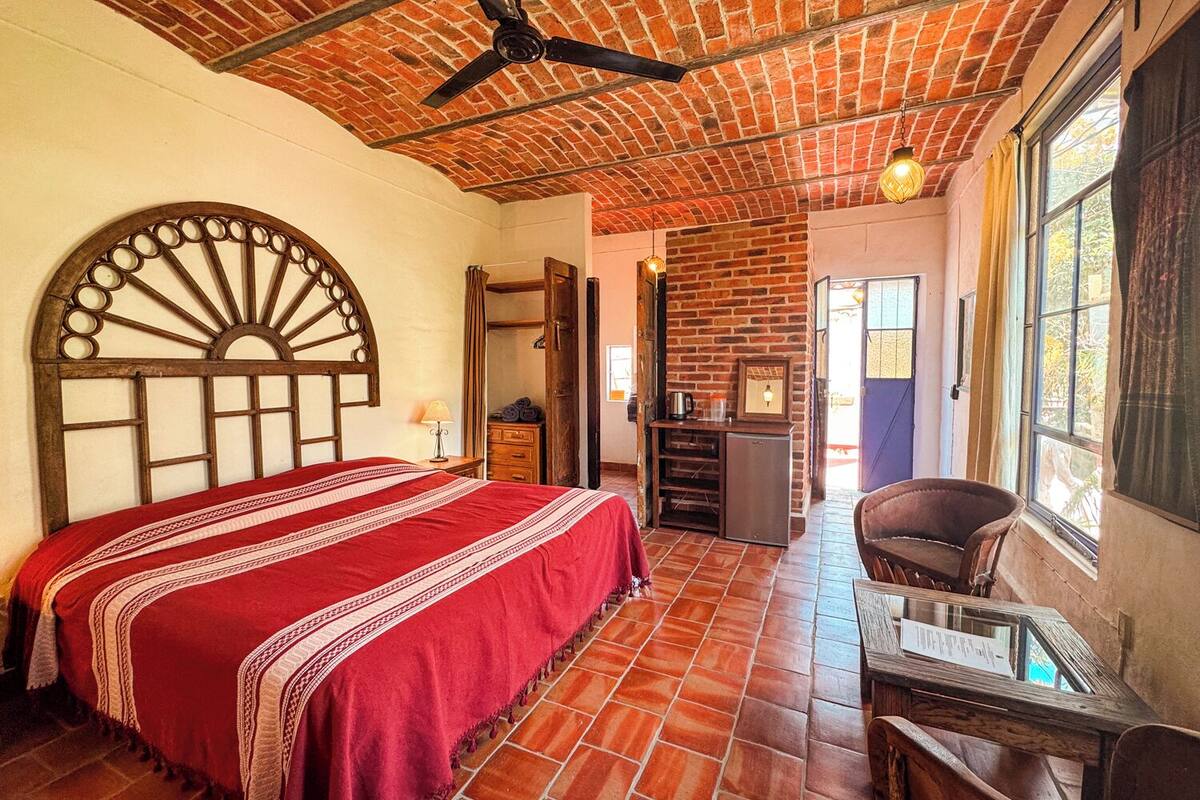 Habitación clásica, vista a la montaña | Espacio para trabajar con laptop, wifi gratis y ropa de cama