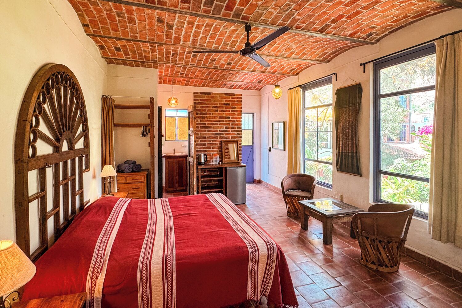 Habitación clásica, vista a la montaña | Espacio para trabajar con laptop, wifi gratis y ropa de cama 