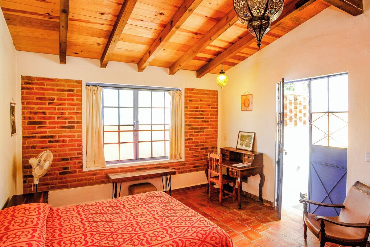 Habitación clásica (Castellanos View) | Espacio para trabajar con laptop, wifi gratis y ropa de cama