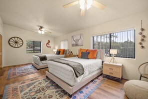 3 makuuhuonetta, työpöytä, silitysrauta/-lauta, vauvan matkasänky