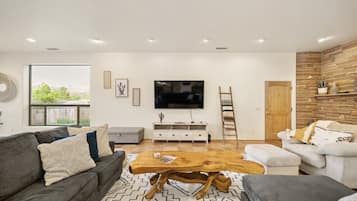 Smart TV, ping pong, stereo