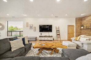 Smart TV, table tennis, stereo - Southwest uptown retreat w/Panoramic Views/ Hottub (Sedona)