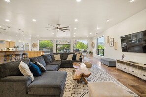 Smart TV, table tennis, stereo - Southwest uptown retreat w/Panoramic Views/ Hottub (Sedona)