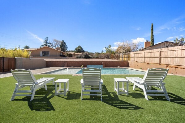 Lämmitetty uima-allas