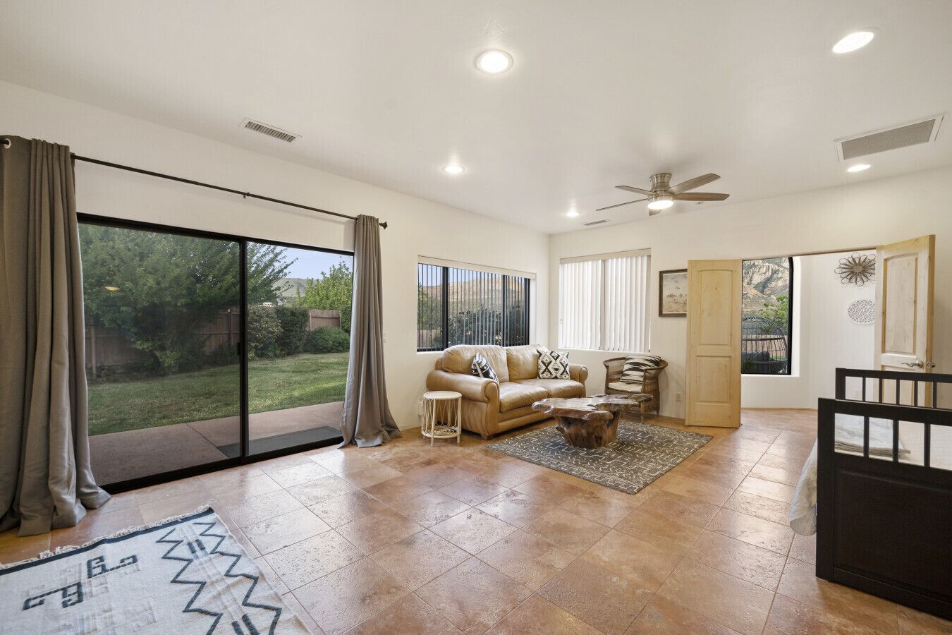 Smart TV, ping pong, stereo