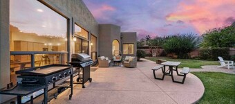 Southwest uptown retreat w/Panoramic Views/ Hottub