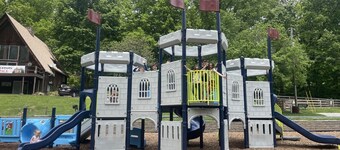 Cozy Cottage at Oak Creek Campground (pool, pet friendly, dog park, near Ark)