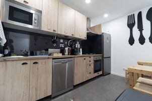 Geladeira grande, micro-ondas, fogão, cooktop