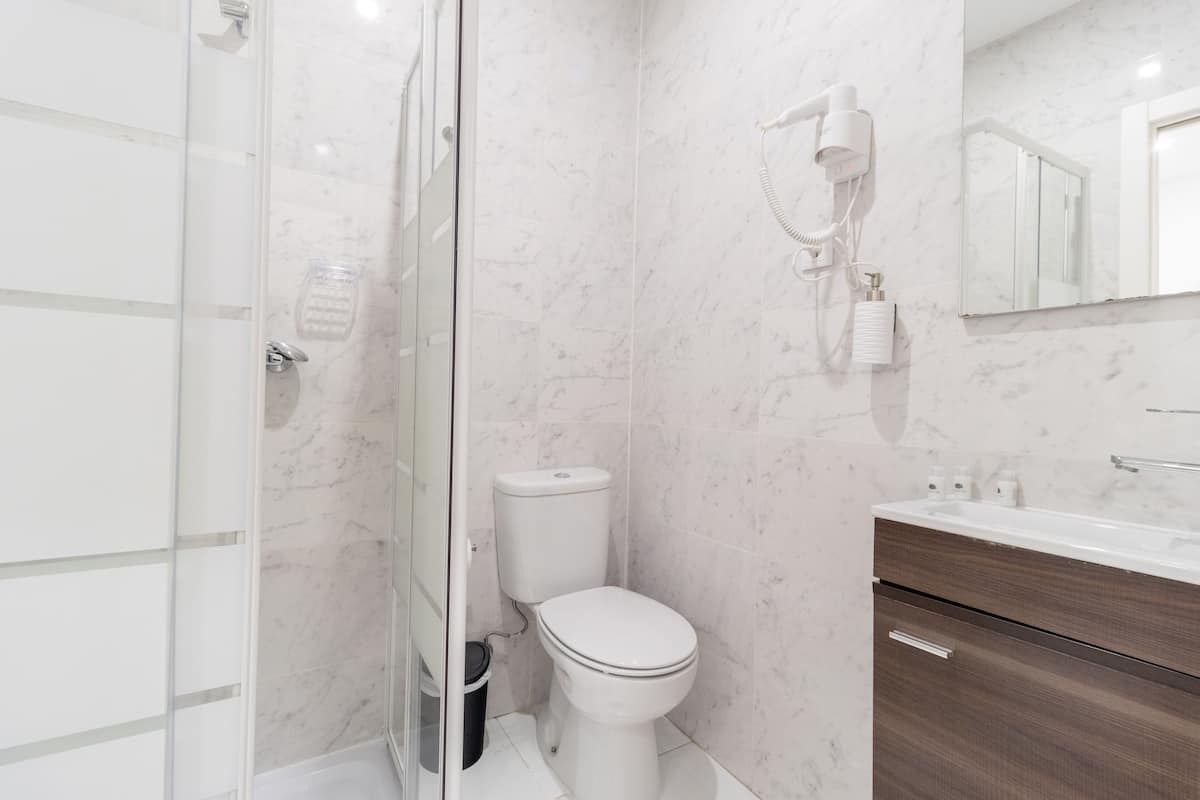 Phòng 3 dành cho gia đình | Phòng tắm | Buồng tắm vòi sen, vòi sen phun mưa, máy sấy tóc, áo choàng tắm 