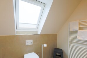 Dusj, hårføner og håndklær