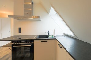 Kjøleskap, ovn, kokeplater og oppvaskmaskin