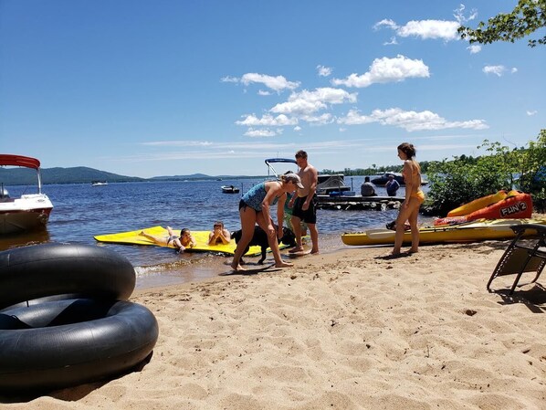 Ubicación cercana a la playa y tumbonas