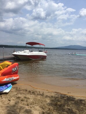 Ubicación cercana a la playa y tumbonas