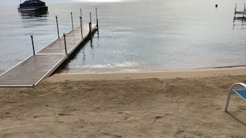 Ranta lähistöllä, aurinkotuoleja