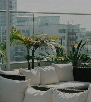 Property grounds - Modern Canary Wharf 1BR, Open Plan, short walk to Wharf, by Blueground (London)