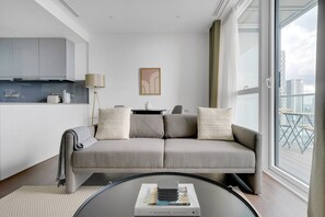 TV, stereo - Modern Canary Wharf 1BR, Open Plan, short walk to Wharf, by Blueground (London)