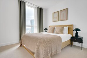 1 bedroom, iron/ironing board, WiFi, bed sheets - Modern Canary Wharf 1BR, Open Plan, short walk to Wharf, by Blueground (London)