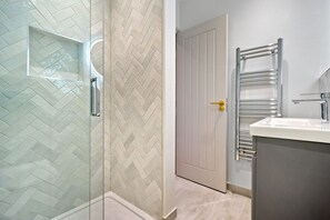 Hair dryer, towels - Open plan Paddington 1BR, recently refurbished, by Blueground (London)