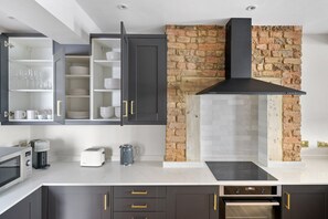 Fridge, microwave, oven, stovetop - Open plan Paddington 1BR, recently refurbished, by Blueground (London)