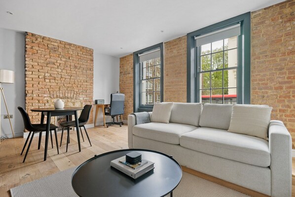 TV, stereo, offices - Open plan Paddington 1BR, recently refurbished, by Blueground (London)
