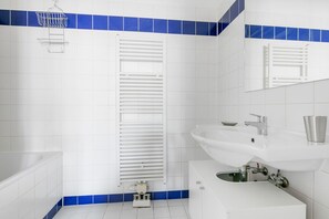 Hair dryer, towels - Bright Margareten 2BR, easy access to Matzleinsdorferplatz, by Blueground (Vienna)