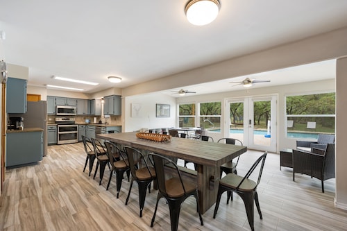 Pickleball, Heated pool, Hot tub, 2.5 Acres full of oaks