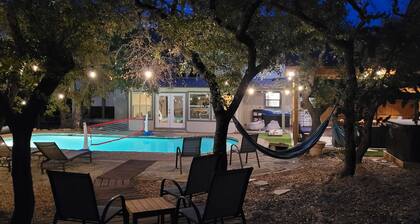 Pickleball, Heated pool, Hot tub, 2.5 Acres full of oaks