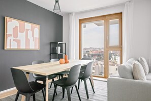 Dining - Lovely Favoriten 3BR w/ Roof, Gym & Lounge, 1min to HBF, by Blueground (Vienna)