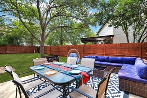 Outdoor dining - Pet Friendly 5 Bedroom Home (San Antonio)
