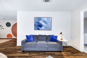 TV, fireplace - Pet Friendly 5 Bedroom Home (San Antonio)