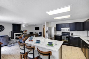 Fridge, microwave, oven, stovetop - Pet Friendly 5 Bedroom Home (San Antonio)